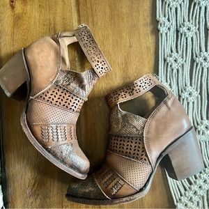 CUADRA BROWN SNAKE STYLE BOOTS SIZE 7